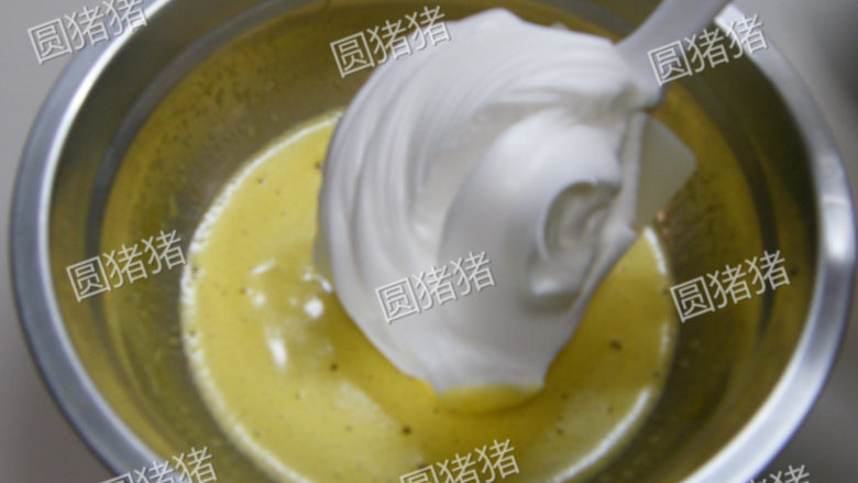 鲜果夏露蕾特,取1/3的蛋白霜与（过程1）用橡皮刮刀翻拌均匀。