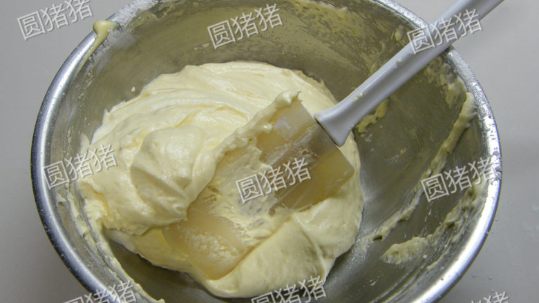 鲜果夏露蕾特,筛入低筋面粉，用橡皮刮刀小心地翻拌均匀，即成蛋糕糊。
