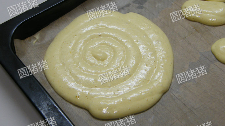 鲜果夏露蕾特,同样用圆形花嘴在铺有油布的烤盘上挤成一个圆饼形。