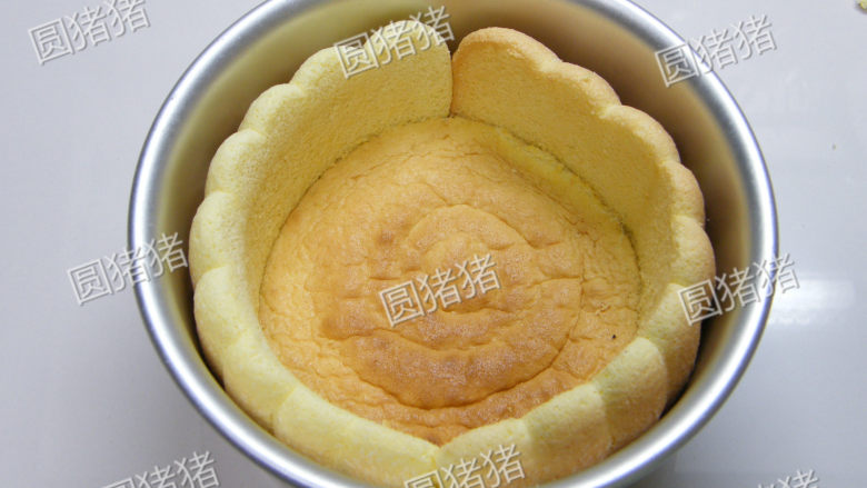鲜果夏露蕾特,将烤好冷却的圆饼剪成合适大小，放入圆模底部即完成。
