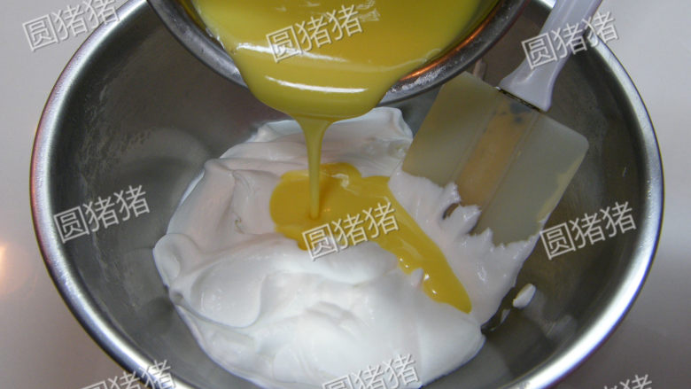 鲜果夏露蕾特,将凉后的蛋奶浆倒入打发鲜奶油中，用橡皮刮刀迅速翻拌均匀。