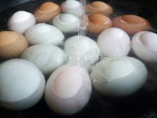 五香茶叶蛋,锅里加鸡蛋、鸭蛋、加清水、清水的量要没过蛋