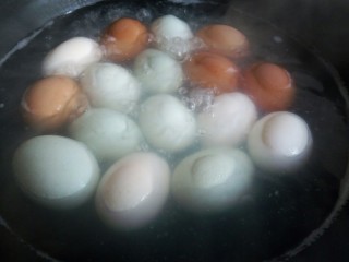 五香茶叶蛋,开大火煮开，把蛋煮熟就可以关火