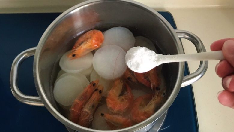 干虾氽萝卜,加入适量的盐，可以按自己的口味添加盐
