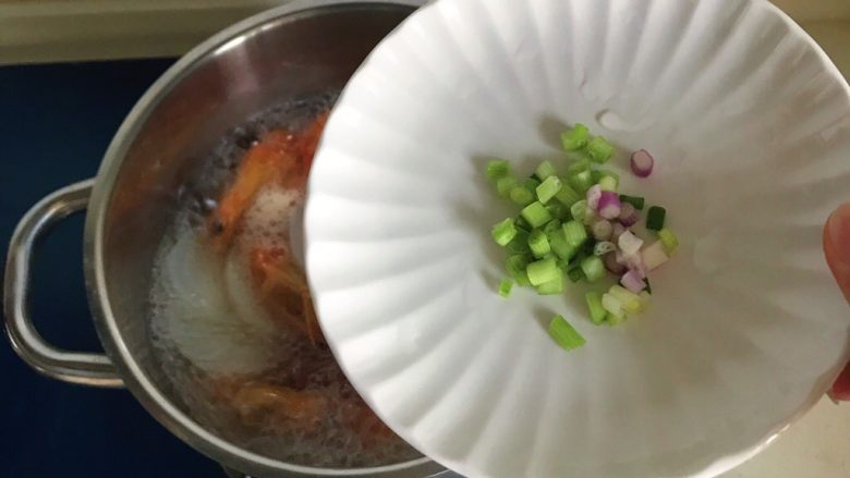 干虾氽萝卜,最后加入葱花增香