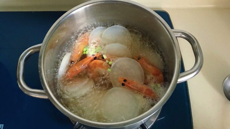 干虾氽萝卜,无需添加其他调味料了！关火出锅……