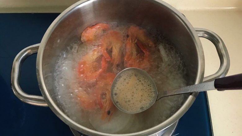 干虾氽萝卜,用勺子撇去浮沫