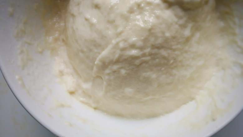 酸菜肉丝面疙瘩,面粉加水搅拌均匀留置几分钟；