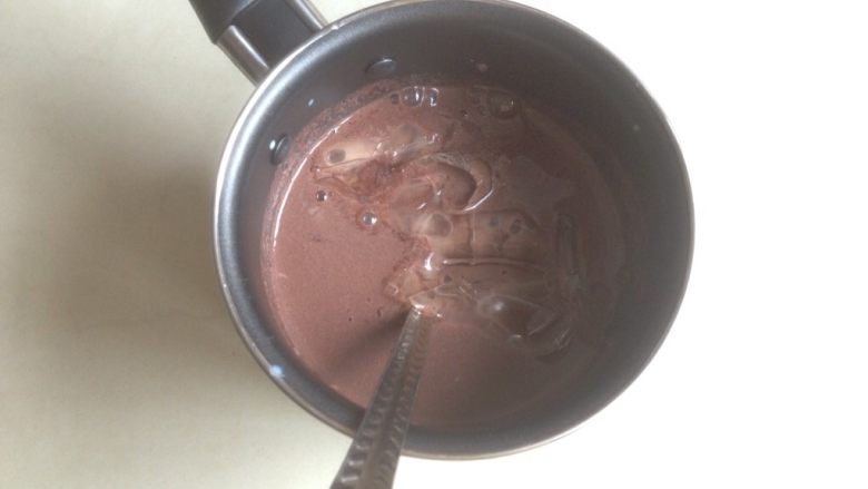 奥利奥巧克力慕斯蛋糕,
将吉利丁片捞起来，挤掉水后立即投入到巧克力液中，搅匀，巧克力液一定要热才能把吉利丁溶化，待巧克力液放凉后，放入冰箱冷藏备用。