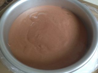 奥利奥巧克力慕斯蛋糕,将巧克力慕斯糊，倒入有奥利奥饼干做蛋糕底的模具中，放入冰箱冷藏6小时以上。