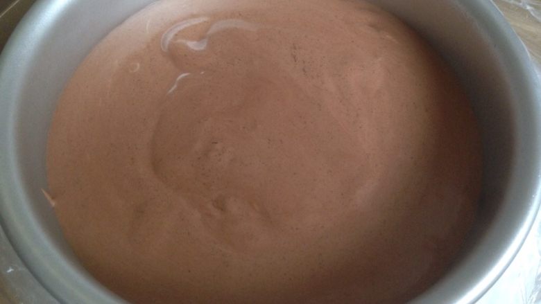 奥利奥巧克力慕斯蛋糕,将巧克力慕斯糊，倒入有奥利奥饼干做蛋糕底的模具中，放入冰箱冷藏6小时以上。