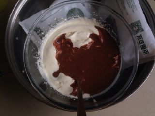 奥利奥巧克力慕斯蛋糕,将巧克力慕斯液倒入淡奶油中。