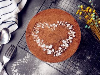 奥利奥巧克力慕斯蛋糕,将冷藏好的蛋糕取出，用电吹风围着蛋糕模吹一圈，即可轻松脱模，在上面过筛一些可可粉，还可以在上面放一张图案板，过筛糖粉装饰一番。