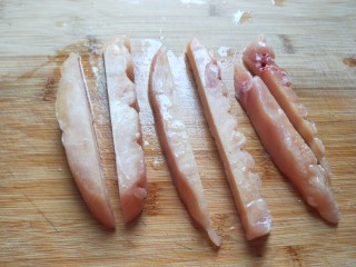 宫爆鸡丁,鸡胸肉切成1.5厘米见方小块。