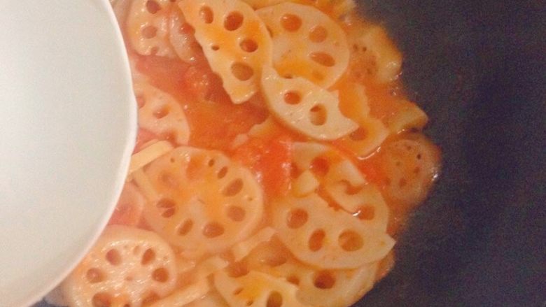 了不起的小番茄+茄汁藕片,加入适量水翻炒，炒的过程中，边炒边加水