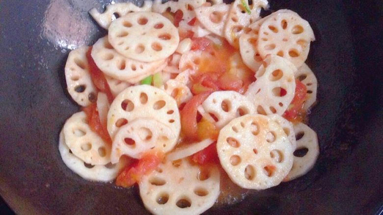 了不起的小番茄+茄汁藕片,待番茄炒出茄汁后，倒入藕片翻炒