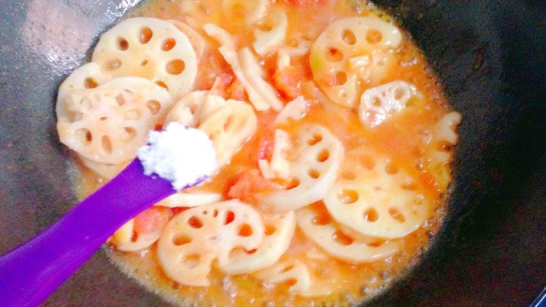了不起的小番茄+茄汁藕片,加入适量盐翻炒均匀，盖上锅盖焖煮2分钟