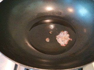宫爆鸡丁,锅中放入30克花生油，烧热放入花椒。