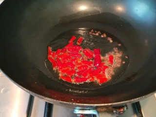 宫爆鸡丁,加入干辣椒，不等变色马上倒入洋葱丁。
