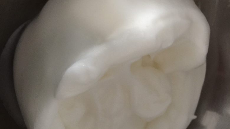 无糖香蕉溶豆（无酸奶版）,把旁边的蛋白霜刮到中间打蛋器转低速开始打