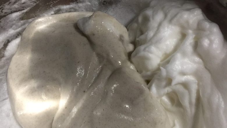无糖香蕉溶豆（无酸奶版）,混合均匀后倒入剩余的蛋白霜中