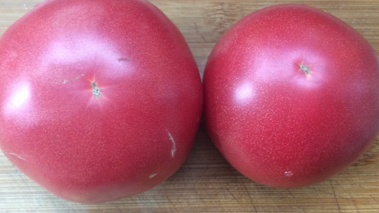 了不起的小番茄+番茄鸡蛋浇头碟豆花面,西红柿洗净去皮