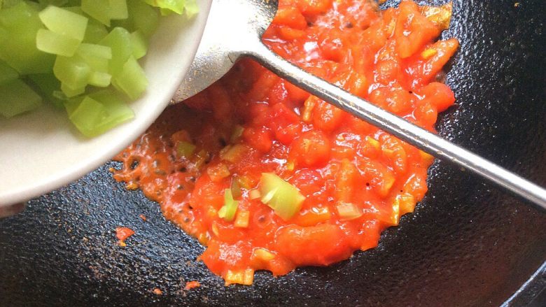 了不起的小番茄+番茄鸡蛋浇头碟豆花面,倒入莴笋丁翻炒