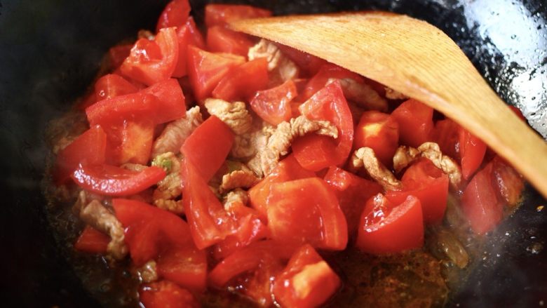 了不起的小番茄#一根不断的番茄菠菜面#,再把番茄放入锅中进行翻炒片刻