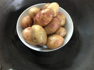乡村小土豆,小土豆洗净后放蒸锅蒸熟。