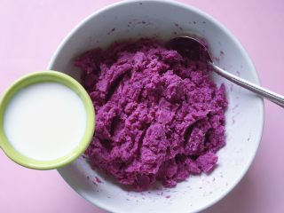 紫薯草莓球,加入适量牛奶，牛奶不要一次性的加，要一点点的加入，避免不小心加多了揉不成团。