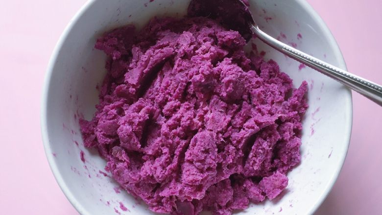 紫薯草莓球,蒸熟的紫薯趁热用勺子压成泥