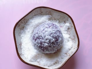 紫薯草莓球,放到事先准备好的椰蓉里滚一圈，均匀地沾满椰蓉。