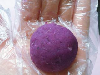 紫薯草莓球,用包汤圆的手法，慢慢往上推拢收口，包成紫薯球。