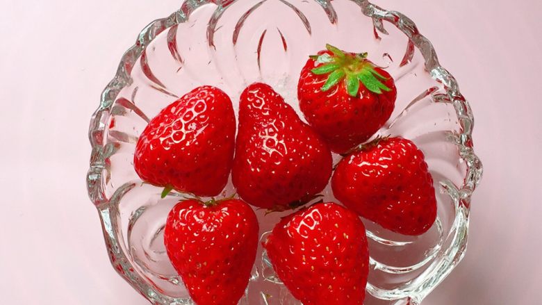 紫薯草莓球,将<a style='color:red;display:inline-block;' href='/shicai/ 592'>草莓</a>放入清水中，加入少许盐浸泡10分钟。