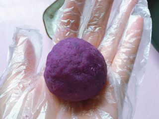 紫薯草莓球,取适量紫薯泥揉成圆球（紫薯泥的大小可以根据草莓的大小来调整，只要紫薯泥包裹上草莓就可以啦）