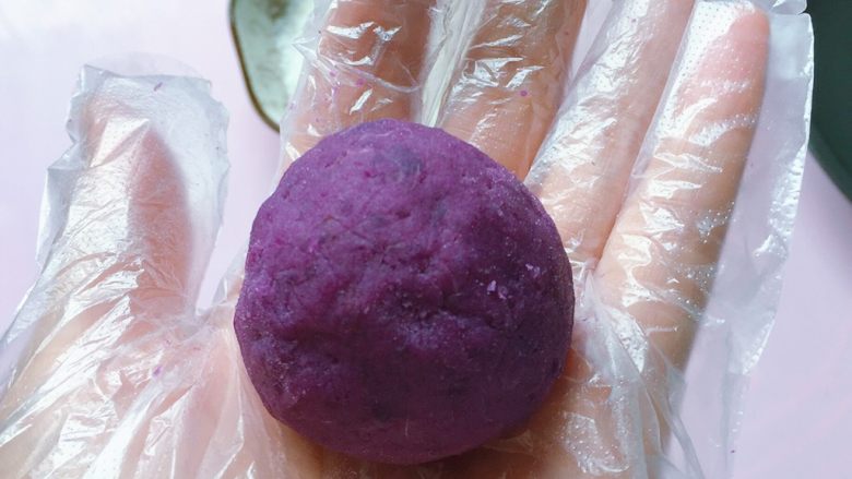 紫薯草莓球,取适量紫薯泥揉成圆球（紫薯泥的大小可以根据草莓的大小来调整，只要紫薯泥包裹上草莓就可以啦）