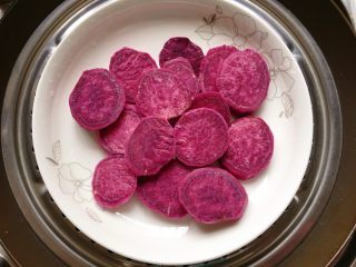 紫薯草莓球,上锅隔水蒸熟