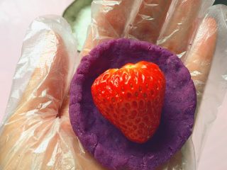 紫薯草莓球,然后用手压扁，中间按个凹槽，把草莓放进去。