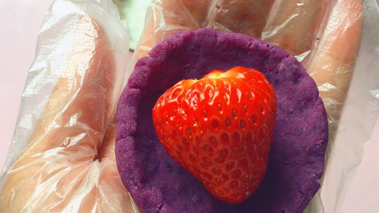 紫薯草莓球,然后用手压扁，中间按个凹槽，把草莓放进去。