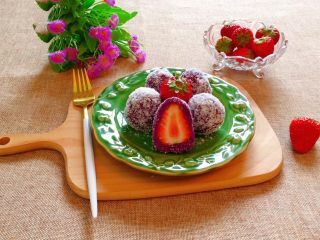 紫薯草莓球,好看又好吃哦。