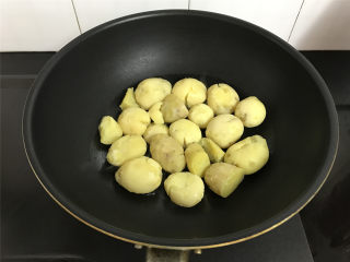 乡村小土豆,锅中倒入适量油后把蒸熟的土豆放入。
