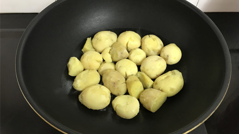 乡村小土豆,锅中倒入适量油后把蒸熟的土豆放入。