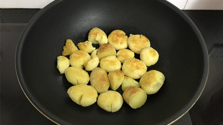 乡村小土豆,煎至两面呈金黄色盛出。