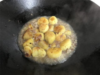 乡村小土豆,放入煎好的土豆一起翻炒均匀后加入适量水。