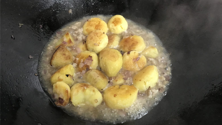 乡村小土豆,放入煎好的土豆一起翻炒均匀后加入适量水。
