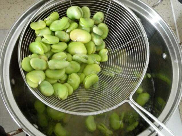 蚕豆腊肠焖饭,水烧开，蚕豆瓣焯水，然后过凉水，这样蚕豆会比较绿，也好熟

