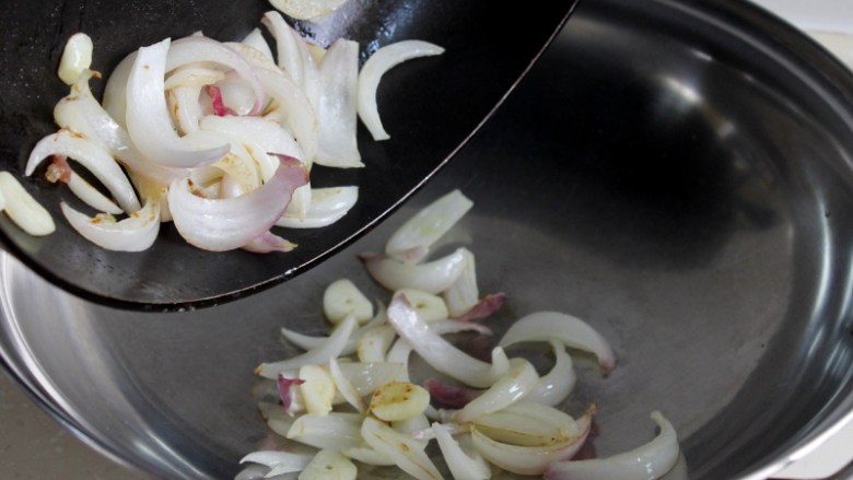 干煸花菜,盛到干锅里垫底。
