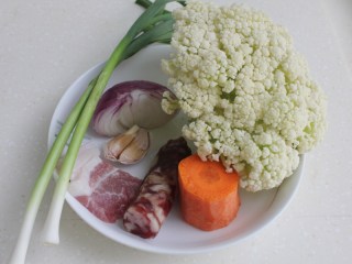干煸花菜,备好材料：有机花菜400克、香肠50克、肥瘦猪肉30克、洋葱50克、胡萝卜30克、大蒜2瓣、蒜苗2根



