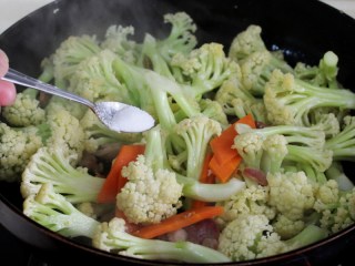干煸花菜,炒到花菜变色加盐调味。
