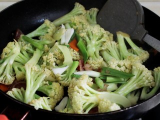 干煸花菜,翻炒匀后加入蒜苗。
